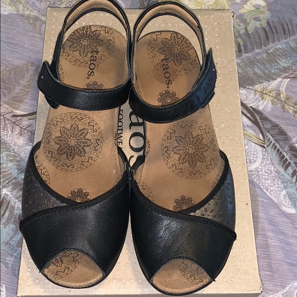 taos womens sandals